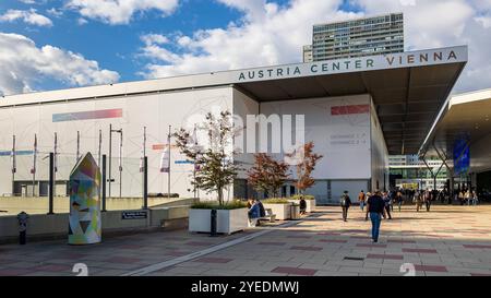 AWE EU 2024: Europas führende Messe für Augmented Reality und immersive Technologien, Wien, 29.-30.10.2024 AWE EU 2024 Augmented World Expo in Wien, im Austria Center Vienna, einer der bedeutendsten Messen für Augmented Reality AR, Virtual Reality VR und Mixed Reality MR in Europa. Die Veranstaltung bringt Experten, Entwickler und Unternehmen aus der Branche zusammen, um neueste Technologien und Innovationen in den Bereichen immersive Erlebnisse und erweiterte Realität zu präsentieren. Wien Donaustadt Wien Österreich *** AWE EU 2024 Europas Leitmesse für Augmented Reality und immersiv Stockfoto