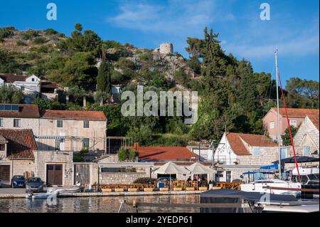 Das Fischerdorf Bobovisca befindet sich auf der Westseite der Insel Brac, Kroatien Stockfoto