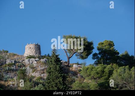 Turm der Burg Gligo mit Blick auf das Fischerdorf Bobovisca, auf der Westseite der Insel Brac, Kroatien Stockfoto