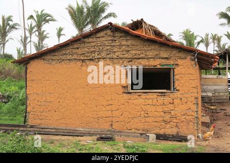 Armes Haus aus Lehm, genannt "pau a Pique", in Brasilien Stockfoto