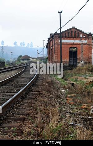 Verlassener alter Bahnhof in Mantiqueira, Landschaft von Minas Gerais, Brasilien Stockfoto