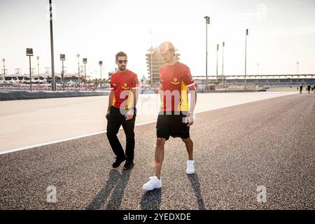 GIOVINAZZI Antonio (ita), Ferrari AF Corse, Ferrari 499P, Portrait Track Walk, während der 2024 8 Stunden von Bahrain. , . FIA-Langstrecken-Weltmeisterschaft, vom 31. Oktober bis 2. November 2024 auf dem Bahrain International Circuit in Sakhir, Bahrain – Foto Charly Lopez/DPPI Credit: DPPI Media/Alamy Live News Stockfoto