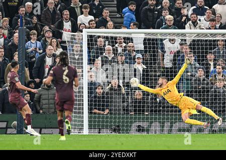 Tottenham Hotspur Stadium, London, Großbritannien. 30. Oktober 2024. Matheus Nunes aus Manchester City erzielte in der vierten Minute der Nachspielzeit in der ersten Halbzeit für 2-1 Guglielmo Vicario im Tottenham Hotspur-Tor Stockfoto