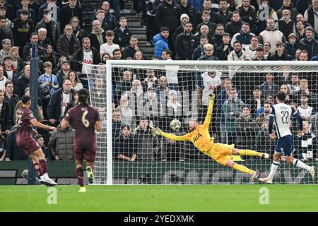 Tottenham Hotspur Stadium, London, Großbritannien. 30. Oktober 2024. Matheus Nunes aus Manchester City erzielte in der vierten Minute der Nachspielzeit in der ersten Halbzeit für 2-1 Guglielmo Vicario im Tottenham Hotspur-Tor Stockfoto