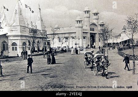 Postkarte der 'Colonist Avenue' bei der London Franco-British Exhibition von 1908. Im Hintergrund sind die indischen Pavillons zu sehen. Stockfoto