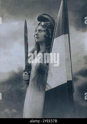 Erste patriotische Postkarte des Ersten Weltkriegs, die Marianne zeigt, die Personifikation Frankreichs Stockfoto