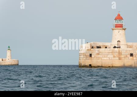 Breakwater Towers, Saint Elmo Lighthouse und Ricasoli Lighthouse, Grand Harbour, Valletta, Malta. Europa Stockfoto