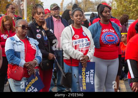 Detroit, Michigan, USA. 30. Oktober 2024. Mitglieder der lokalen Rallye 51 von United Auto Workers forderten, Stellantis solle das Versprechen halten, das er bei den Vertragsverhandlungen im letzten Jahr gegeben hatte. Die gewerkschaft sagt, Stellantis bricht sein Versprechen, sein Werk in Belvidere, Illinois, wieder zu eröffnen und 19 Milliarden Dollar an Produktinvestitionen zu tätigen. Die UAW droht, über dieses Thema zu streiken. Quelle: Jim West/Alamy Live News Stockfoto