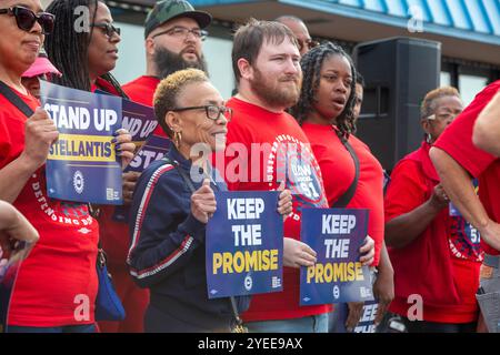 Detroit, Michigan, USA. 30. Oktober 2024. Mitglieder der lokalen Rallye 51 von United Auto Workers forderten, Stellantis solle das Versprechen halten, das er bei den Vertragsverhandlungen im letzten Jahr gegeben hatte. Die gewerkschaft sagt, Stellantis bricht sein Versprechen, sein Werk in Belvidere, Illinois, wieder zu eröffnen und 19 Milliarden Dollar an Produktinvestitionen zu tätigen. Die UAW droht, über dieses Thema zu streiken. Quelle: Jim West/Alamy Live News Stockfoto