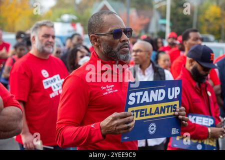 Detroit, Michigan, USA. 30. Oktober 2024. Mitglieder der lokalen Rallye 51 von United Auto Workers forderten, Stellantis solle das Versprechen halten, das er bei den Vertragsverhandlungen im letzten Jahr gegeben hatte. Die gewerkschaft sagt, Stellantis bricht sein Versprechen, sein Werk in Belvidere, Illinois, wieder zu eröffnen und 19 Milliarden Dollar an Produktinvestitionen zu tätigen. Die UAW droht, über dieses Thema zu streiken. Quelle: Jim West/Alamy Live News Stockfoto