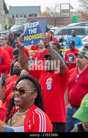 Detroit, Michigan, USA. 30. Oktober 2024. Mitglieder der lokalen Rallye 51 von United Auto Workers forderten, Stellantis solle das Versprechen halten, das er bei den Vertragsverhandlungen im letzten Jahr gegeben hatte. Die gewerkschaft sagt, Stellantis bricht sein Versprechen, sein Werk in Belvidere, Illinois, wieder zu eröffnen und 19 Milliarden Dollar an Produktinvestitionen zu tätigen. Die UAW droht, über dieses Thema zu streiken. Quelle: Jim West/Alamy Live News Stockfoto