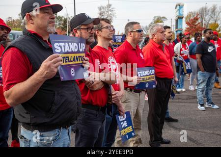 Detroit, Michigan, USA. 30. Oktober 2024. Mitglieder der lokalen Rallye 51 von United Auto Workers forderten, Stellantis solle das Versprechen halten, das er bei den Vertragsverhandlungen im letzten Jahr gegeben hatte. Die gewerkschaft sagt, Stellantis bricht sein Versprechen, sein Werk in Belvidere, Illinois, wieder zu eröffnen und 19 Milliarden Dollar an Produktinvestitionen zu tätigen. Die UAW droht, über dieses Thema zu streiken. Quelle: Jim West/Alamy Live News Stockfoto