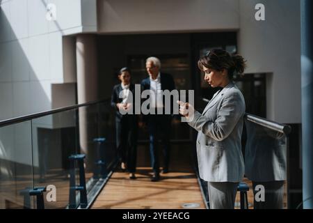 Seitenansicht der Geschäftsfrau in der Lobby Stockfoto
