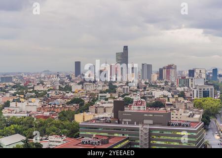 Panoramablick auf Mexiko-Stadt von oben, die weitläufige urbane Landschaft, berühmte Wahrzeichen und lebendige Kultur. Stadtlandschaft, Reisen und Stockfoto