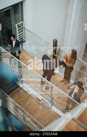 Blick auf Geschäftsleute und Geschäftsfrauen in der Lobby Stockfoto