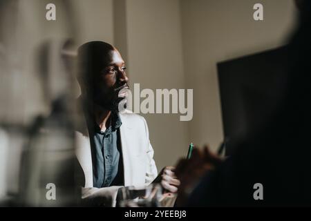 Geschäftsmann, der im Büro arbeitet Stockfoto