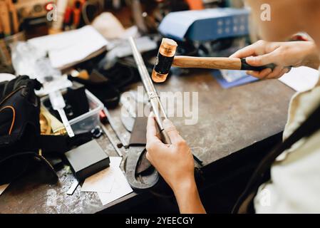 Hochwinkelansicht eines weiblichen Handwerkers, der Schmuck in der Werkstatt verkleinert Stockfoto