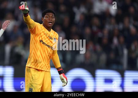 Turin, Italien. 30. Oktober 2024. Zion Suzuki von Parma Calcio gibt während des Spiels der Serie A zwischen Juventus FC und Parma am 30. Oktober 2024 im Allianz Stadium in Turin, Italien. Quelle: Marco Canoniero/Alamy Live News Stockfoto