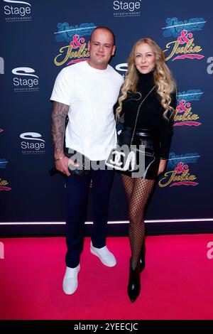 Jenny Elvers und ihr Sohn Paul Jolig bei der Premiere vom Musical „& Julia“ am 30.10.2024 im Stage Operettenhaus in Hamburg Stockfoto