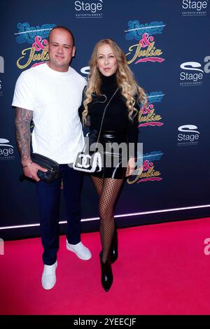 Jenny Elvers und ihr Sohn Paul Jolig bei der Premiere vom Musical „& Julia“ am 30.10.2024 im Stage Operettenhaus in Hamburg Stockfoto