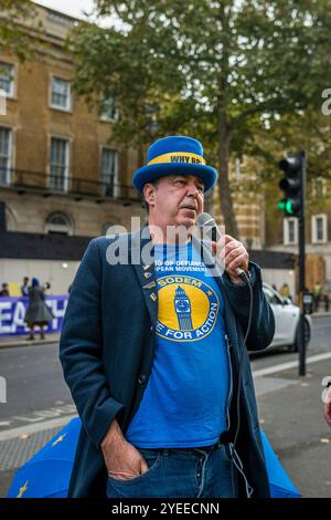 London, Schiedam, Großbritannien. 30. Oktober 2024. Der EU-Pro-Aktivist STEVE BRAY gibt Erklärungen gegen den britischen Staatshaushalt ab. Am 30. Oktober 2024 wurde die Ankündigung des ersten nationalen Haushalts der britischen Labour-Regierung in London auf Proteste gestoßen. Um 11:00 Uhr versammelten sich britische Bürger in der Downing Street 10. Nachdem das Budget gegen 12 Uhr abgelesen worden war, zogen die Demonstranten in die Houses of Parliament im Palace of Westminster. (Kreditbild: © James Petermeier/ZUMA Press Wire) NUR REDAKTIONELLE VERWENDUNG! Nicht für kommerzielle ZWECKE! Stockfoto