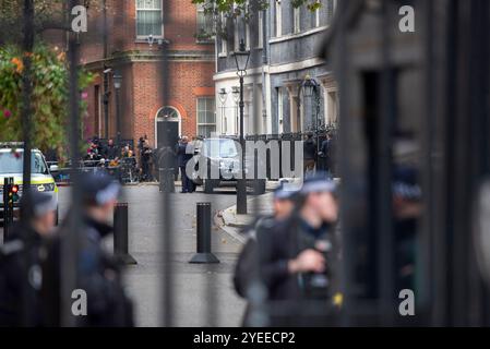 London, Schiedam, Großbritannien. 30. Oktober 2024. Die Autokolonne von Rachel Reeves, Kanzlerin der Finanzverwaltung, wartet vor der Downing Street 10. Am 30. Oktober 2024 wurde die Ankündigung des ersten nationalen Haushalts der britischen Labour-Regierung in London auf Proteste gestoßen. Um 11:00 Uhr versammelten sich britische Bürger in der Downing Street 10. Nachdem das Budget gegen 12 Uhr abgelesen worden war, zogen die Demonstranten in die Houses of Parliament im Palace of Westminster. (Kreditbild: © James Petermeier/ZUMA Press Wire) NUR REDAKTIONELLE VERWENDUNG! Nicht für kommerzielle ZWECKE! Stockfoto