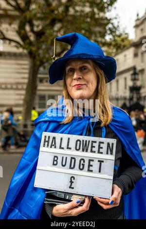 London, Schiedam, Großbritannien. 30. Oktober 2024. Am 30. Oktober 2024 wurde die Ankündigung des ersten nationalen Haushalts der britischen Labour-Regierung in London auf Proteste gestoßen. Um 11:00 Uhr versammelten sich britische Bürger in der Downing Street 10. Nachdem das Budget gegen 12 Uhr abgelesen worden war, zogen die Demonstranten in die Houses of Parliament im Palace of Westminster. (Kreditbild: © James Petermeier/ZUMA Press Wire) NUR REDAKTIONELLE VERWENDUNG! Nicht für kommerzielle ZWECKE! Stockfoto