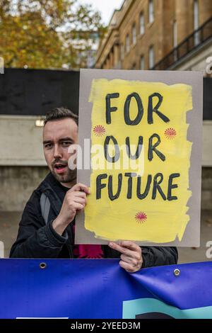 London, Schiedam, Großbritannien. 30. Oktober 2024. Ein Demonstrant hält ein Schild mit der Aufschrift „für unsere Zukunft“. Am 30. Oktober 2024 wurde die Ankündigung des ersten nationalen Haushalts der britischen Labour-Regierung in London auf Proteste gestoßen. Um 11:00 Uhr versammelten sich britische Bürger in der Downing Street 10. Nachdem das Budget gegen 12 Uhr abgelesen worden war, zogen die Demonstranten in die Houses of Parliament im Palace of Westminster. (Kreditbild: © James Petermeier/ZUMA Press Wire) NUR REDAKTIONELLE VERWENDUNG! Nicht für kommerzielle ZWECKE! Stockfoto