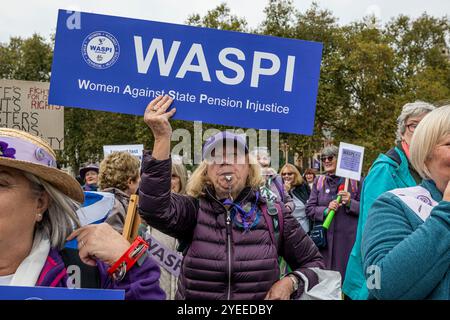 London, Schiedam, Großbritannien. 30. Oktober 2024. Ein Protestor hält ein WASPI-Zeichen. Am 30. Oktober 2024 protestierten Mitglieder der britischen Interessenvertretungsgruppe WASPI (Women Against State Pension Injustice) vor den Houses of Parliament. Sie forderten eine Entschädigung für Frauen, die von den Änderungen der Rentengesetze in den Jahren 1995 und 2011 betroffen waren. (Kreditbild: © James Petermeier/ZUMA Press Wire) NUR REDAKTIONELLE VERWENDUNG! Nicht für kommerzielle ZWECKE! Stockfoto