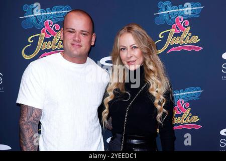 Jenny Elvers und ihr Sohn Paul Jolig bei der Premiere vom Musical & Julia am 30.10.2024 im Stage Operettenhaus in Hamburg & Julia Musical Premiere in Hamburg *** Jenny Elvers und ihr Sohn Paul Jolig bei der Premiere des Musicals Julia am 30 10 2024 im Stage Operettenhaus in Hamburg Julia Musical Premiere in Hamburg Stockfoto