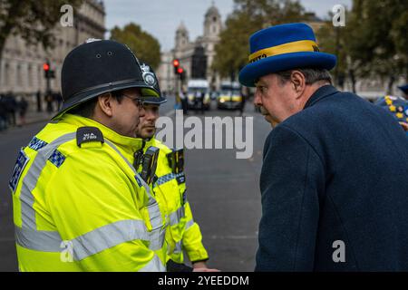 London, Schiedam, Großbritannien. 30. Oktober 2024. EU-Pro-Aktivist STEVE BRAY spricht mit der britischen Polizei. Am 30. Oktober 2024 wurde die Ankündigung des ersten nationalen Haushalts der britischen Labour-Regierung in London auf Proteste gestoßen. Um 11:00 Uhr versammelten sich britische Bürger in der Downing Street 10. Nachdem das Budget gegen 12 Uhr abgelesen worden war, zogen die Demonstranten in die Houses of Parliament im Palace of Westminster. (Kreditbild: © James Petermeier/ZUMA Press Wire) NUR REDAKTIONELLE VERWENDUNG! Nicht für kommerzielle ZWECKE! Stockfoto