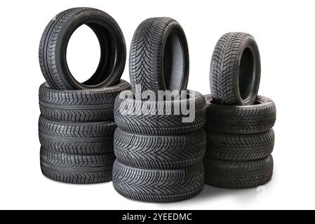 Gestapelte Autoreifen, isoliert auf weiß, mit Schnittpfad enthalten Stockfoto