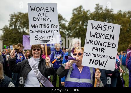 London, Schiedam, Großbritannien. 30. Oktober 2024. Am 30. Oktober 2024 protestierten Mitglieder der britischen Interessenvertretungsgruppe WASPI (Women Against State Pension Injustice) vor den Houses of Parliament. Sie forderten eine Entschädigung für Frauen, die von den Änderungen der Rentengesetze in den Jahren 1995 und 2011 betroffen waren. (Kreditbild: © James Petermeier/ZUMA Press Wire) NUR REDAKTIONELLE VERWENDUNG! Nicht für kommerzielle ZWECKE! Stockfoto