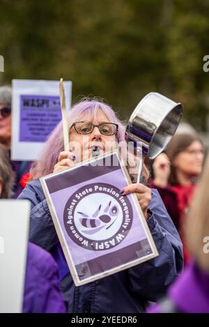 London, Schiedam, Großbritannien. 30. Oktober 2024. Ein WASPI-Demonstrant knallt vor dem britischen Parlament einen Topf. Am 30. Oktober 2024 protestierten Mitglieder der britischen Interessenvertretungsgruppe WASPI (Women Against State Pension Injustice) vor den Houses of Parliament. Sie forderten eine Entschädigung für Frauen, die von den Änderungen der Rentengesetze in den Jahren 1995 und 2011 betroffen waren. (Kreditbild: © James Petermeier/ZUMA Press Wire) NUR REDAKTIONELLE VERWENDUNG! Nicht für kommerzielle ZWECKE! Stockfoto