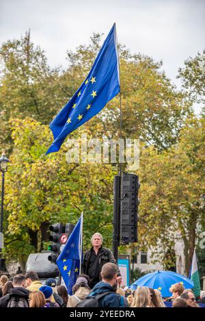 London, Schiedam, Großbritannien. 30. Oktober 2024. Ein pro-EU-AktivistInnen gibt Erklärungen gegen den nationalen Haushalt des Vereinigten Königreichs ab, während er vor Westminster Hall steht. Am 30. Oktober 2024 wurde die Ankündigung des ersten nationalen Haushalts der britischen Labour-Regierung in London auf Proteste gestoßen. Um 11:00 Uhr versammelten sich britische Bürger in der Downing Street 10. Nachdem das Budget gegen 12 Uhr abgelesen worden war, zogen die Demonstranten in die Houses of Parliament im Palace of Westminster. (Kreditbild: © James Petermeier/ZUMA Press Wire) NUR REDAKTIONELLE VERWENDUNG! Nicht für kommerzielle ZWECKE! Stockfoto