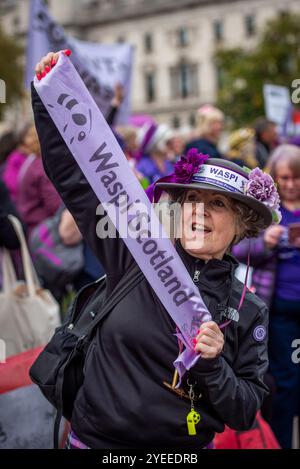 London, Schiedam, Großbritannien. 30. Oktober 2024. Am 30. Oktober 2024 protestierten Mitglieder der britischen Interessenvertretungsgruppe WASPI (Women Against State Pension Injustice) vor den Houses of Parliament. Sie forderten eine Entschädigung für Frauen, die von den Änderungen der Rentengesetze in den Jahren 1995 und 2011 betroffen waren. (Kreditbild: © James Petermeier/ZUMA Press Wire) NUR REDAKTIONELLE VERWENDUNG! Nicht für kommerzielle ZWECKE! Stockfoto