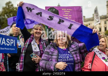 London, Schiedam, Großbritannien. 30. Oktober 2024. Am 30. Oktober 2024 protestierten Mitglieder der britischen Interessenvertretungsgruppe WASPI (Women Against State Pension Injustice) vor den Houses of Parliament. Sie forderten eine Entschädigung für Frauen, die von den Änderungen der Rentengesetze in den Jahren 1995 und 2011 betroffen waren. (Kreditbild: © James Petermeier/ZUMA Press Wire) NUR REDAKTIONELLE VERWENDUNG! Nicht für kommerzielle ZWECKE! Stockfoto