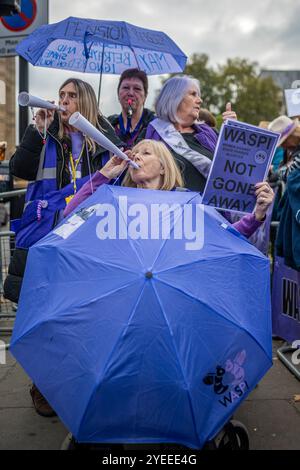 London, Schiedam, Großbritannien. 30. Oktober 2024. Am 30. Oktober 2024 protestierten Mitglieder der britischen Interessenvertretungsgruppe WASPI (Women Against State Pension Injustice) vor den Houses of Parliament. Sie forderten eine Entschädigung für Frauen, die von den Änderungen der Rentengesetze in den Jahren 1995 und 2011 betroffen waren. (Kreditbild: © James Petermeier/ZUMA Press Wire) NUR REDAKTIONELLE VERWENDUNG! Nicht für kommerzielle ZWECKE! Stockfoto