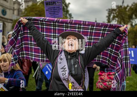 London, Schiedam, Großbritannien. 30. Oktober 2024. Am 30. Oktober 2024 protestierten Mitglieder der britischen Interessenvertretungsgruppe WASPI (Women Against State Pension Injustice) vor den Houses of Parliament. Sie forderten eine Entschädigung für Frauen, die von den Änderungen der Rentengesetze in den Jahren 1995 und 2011 betroffen waren. (Kreditbild: © James Petermeier/ZUMA Press Wire) NUR REDAKTIONELLE VERWENDUNG! Nicht für kommerzielle ZWECKE! Stockfoto