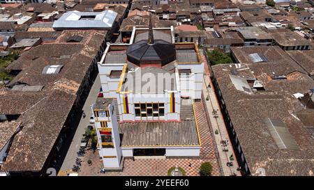 Sonson, Antioquia - Kolumbien. Oktober 2024. Kathedrale unserer Lieben Frau von Chiquinquira von Sonson, Bild mit Drohne gemacht. Stockfoto