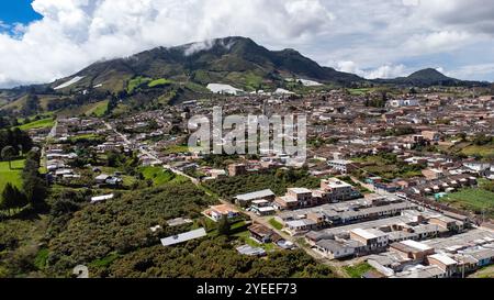 Sonson, Antioquia - Kolumbien. Oktober 2024. Luftaufnahme mit einer Drohne der Gemeinde, mit einer Bevölkerung von 33,598 Einwohnern. Stockfoto