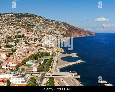 Panoramablick auf die malerische Küste von Funchal an einem sonnigen Tag auf Madeira Stockfoto