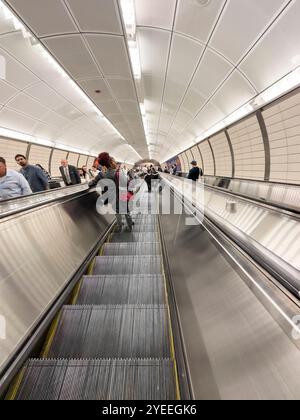 Wir blicken auf Leute, die auf einer Rolltreppe in einer belebten New yorker U-Bahn-Station fahren, mit Pendlern in manhattan, nyc usa Stockfoto