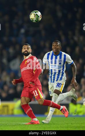 Brighton, Großbritannien. September 2024. Brighton, England - Oktober 30: Liverpool-Spieler Mohamed Salah (links) unter Druck von Pervis Estupinan (rechts) während des Carabao Cup 2024/25-Spiels zwischen Brighton & Hove Albion FC und Liverpool FC im Amex Stadium am 30. Oktober 2024 in Brighton, England. (David Horton/SPP) Credit: SPP Sport Press Photo. /Alamy Live News Stockfoto