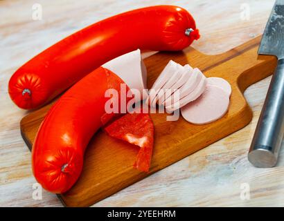 Mortadela Wurst in Scheiben geschnitten auf einer Holzoberfläche Stockfoto