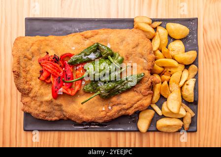 Die Kombination aus saftigem Fleisch, intensivem Geschmack des Schinkens und cremigem Käse, umhüllt von einem knusprigen Überzug, macht ihn zu einem echten Erlebnis Stockfoto