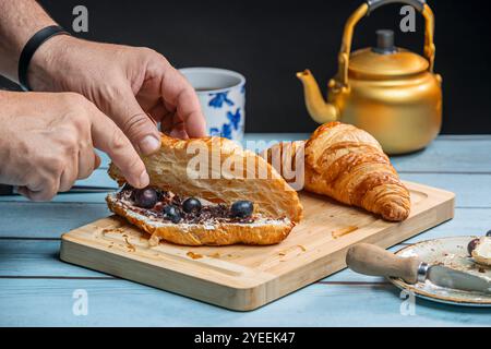 Croissants sind ein köstliches Frühstück und bieten eine große Auswahl an Optionen, die man mit verschiedenen Aufstrichen kombinieren kann Stockfoto