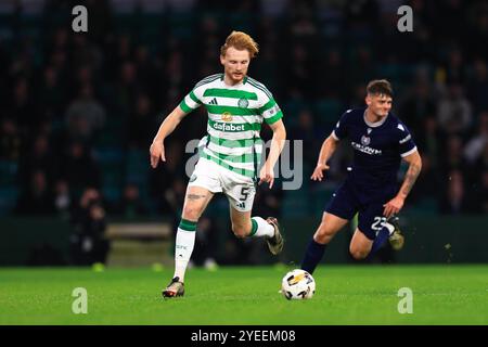 Celtic Park, Glasgow, Großbritannien. 30. Oktober 2024. Scottish Premiership Football, Celtic versus Dundee; Liam Scales of Celtic on the Ball Credit: Action Plus Sports/Alamy Live News Stockfoto