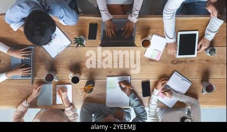 Business Team mit morgendlicher Unterweisung, Draufsicht Stockfoto