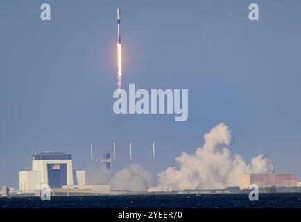 Cape Canaveral, Florida, USA. 30. Oktober 2024. Eine SpaceX Falcon 9-Rakete mit 23 Starlink-Satelliten hebt am 30. Oktober 2024 um 17:10 Uhr EDT vom Space Launch Complex-40 auf der Cape Canaveral Space Force Station in Florida ab (Foto: © Jennifer Briggs/ZUMA Press Wire). Nicht für kommerzielle ZWECKE! Stockfoto